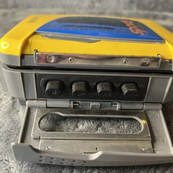 Vintage- Sony Sports Walkman AM/FM Radio
Cassette Player - Tested -Works - Picture 6 of 9